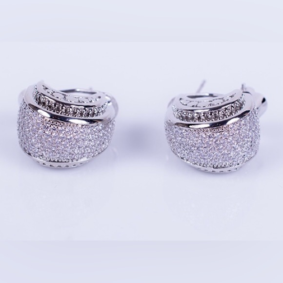 CRYSTAL EARRINGS  WITH FULL CUT CRYSTALS   OMEGA BACKING - Picture 3 of 3